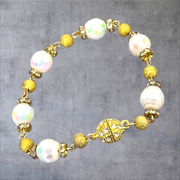 Gold plated bracelet with magnetic clasp plus white beads - Picture 2 of 5